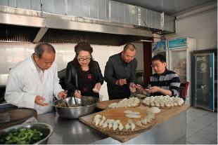 玉泉区政府领导一行重阳送温...