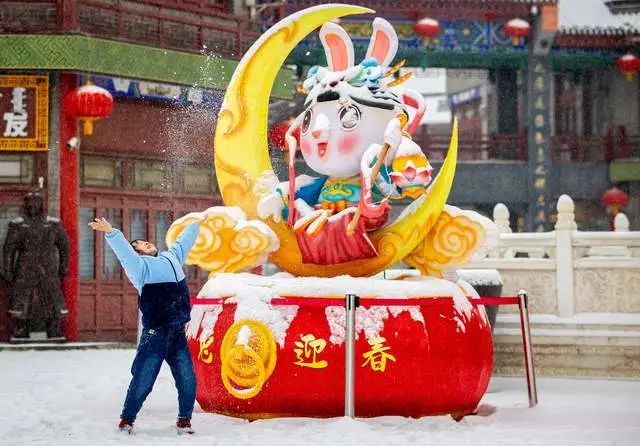 呼和浩特玉泉区：瑞雪争春
