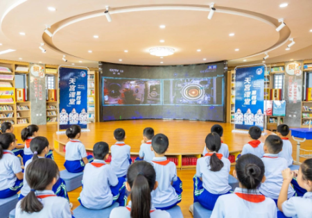 呼和浩特市玉泉区：“天宫课堂”点亮科学梦想