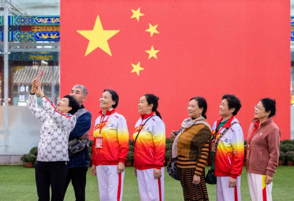 玉泉区：挂国旗迎“双节” 处处洋溢“中国红”