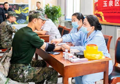 呼和浩特玉泉区：双拥情深送...