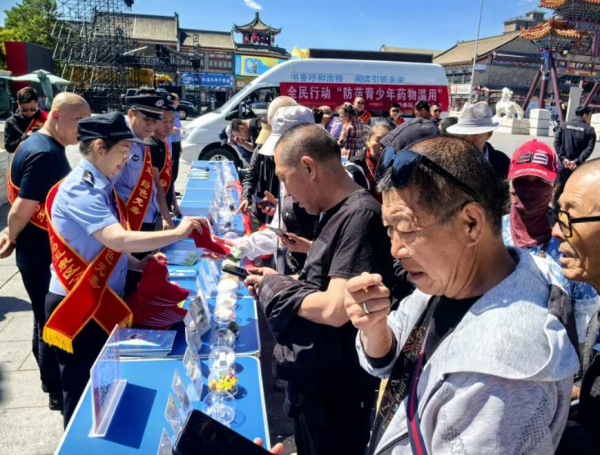 玉泉区图书馆开展“全民阅读 禁毒同行”禁毒宣传活动