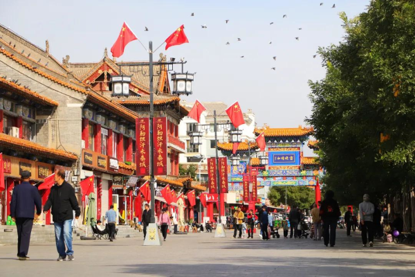 玉泉区：红旗映街巷 国庆氛围浓