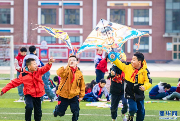 呼和浩特：纸鸢乘风起 童心沐春晖
