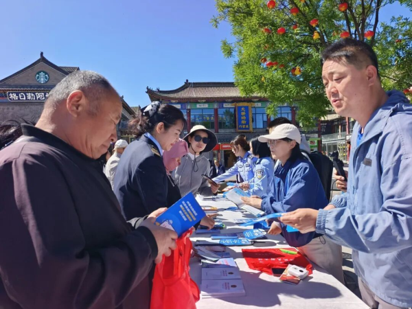 “防范预付式消费风险 守护群众消费权益”玉泉区开展预防预付式消费陷阱主题宣传活动