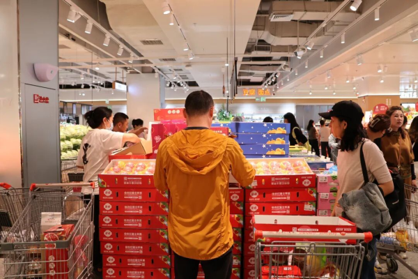双节临近 玉泉区商超人气旺、备货足